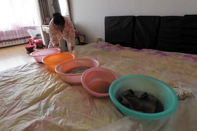 尼玛楼上漏水，住户失联，小区没物管，业主维权难！律师来支招……